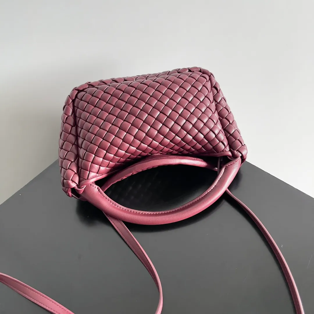 Batch 1760 BOTTEGA VENETA's new mini COBBLE bag. This season's mini Cobble series brings a new style of handbag. The body of the bag resembles the shape of a "Yuanbao", giving you good luck throughout autumn and winter! This Yuanbao bag is made of three pieces of quilted cotton and has an unlined body, showing its quiet power. The bag is carefully designed to create a three-dimensional look. The joints and edges are decorated with lambskin strips to create a sense of simplicity. The handbag is not lined, so you can directly appreciate the consistent lambskin on the outside and inside. It is beautiful both inside and outside. The top handle of this handbag is made of leather-wrapped rope and is quite sturdy. The detachable shoulder strap is secured by a leather buckle inside the bag. Can be carried by hand, carried on the shoulder or cross-body, very easy to match! Style number: 805739 Size: 23*11*8cm